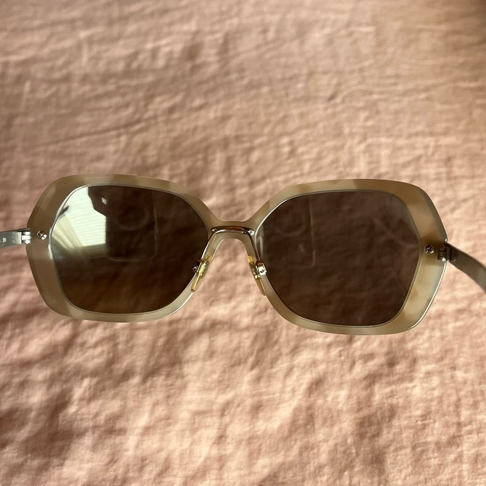 Burberry Cream Sunglasses Elegant Accessories - Picture 4 of 10